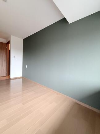 新しい間仕切壁　アクセントクロスでおしゃれに