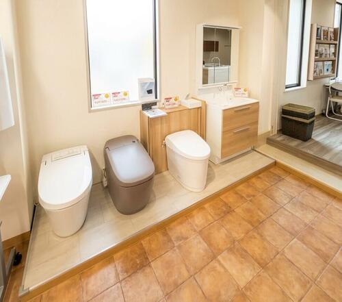 lixil-reform-nakanishi-kasuga-toilet-display.jpg